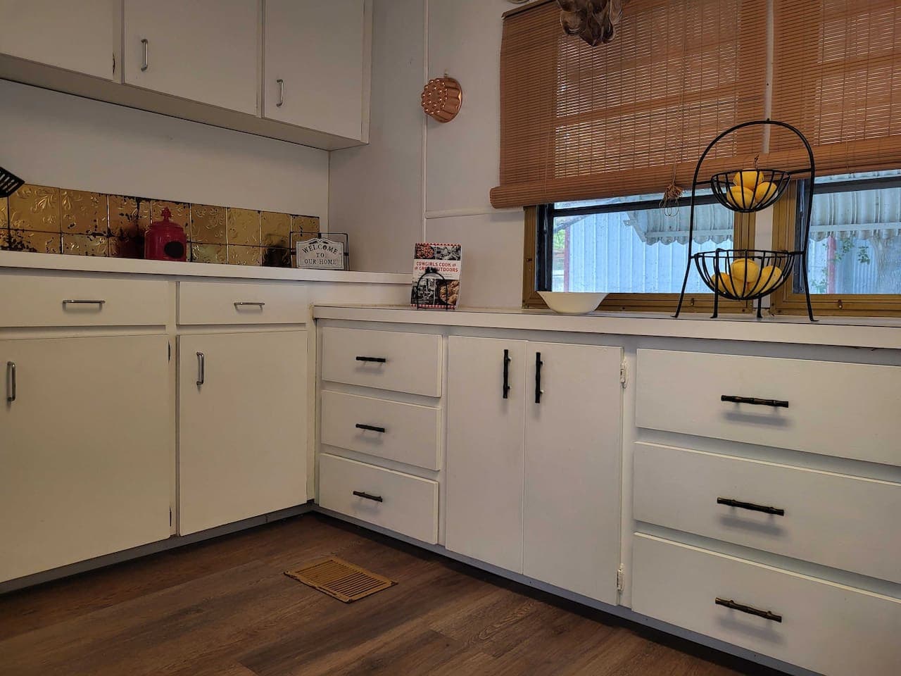This kitchen has all you needs to make home cooked dinners or a quick snack before heading out on the water.