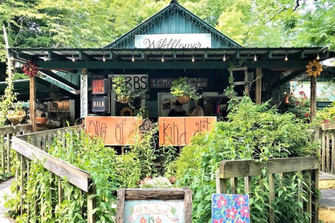 Wildflower Café – 5 min drive. A laid-back local favorite serving Southern comfort food with a twist. Don’t miss the tomato pie—perfect to-go for a sunset picnic at Brow Park.