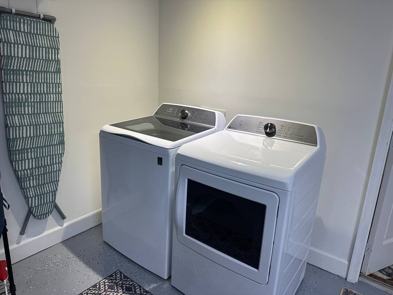 Conveniently equipped with a washer, dryer, and all the essentials—because even in the mountains, fresh clothes feel good.