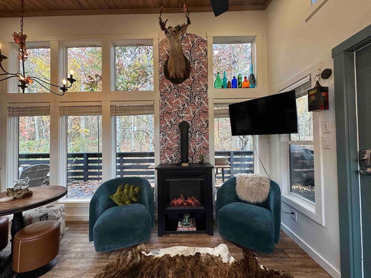 The living room’s got Wi-Fi, a Smart TV, and board games—so whether you’re streaming, scrolling, or settling family rivalries, you’re covered.