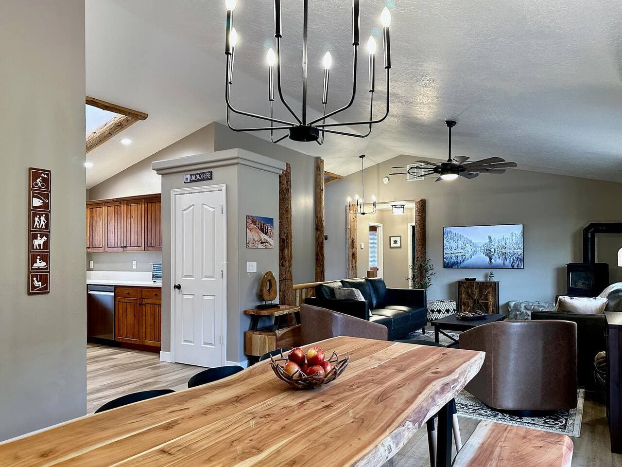 Feast your eyes and your appetite as our open layout extends from a chic dining space to a comfy living area, perfect for relaxation and socializing with loved ones.