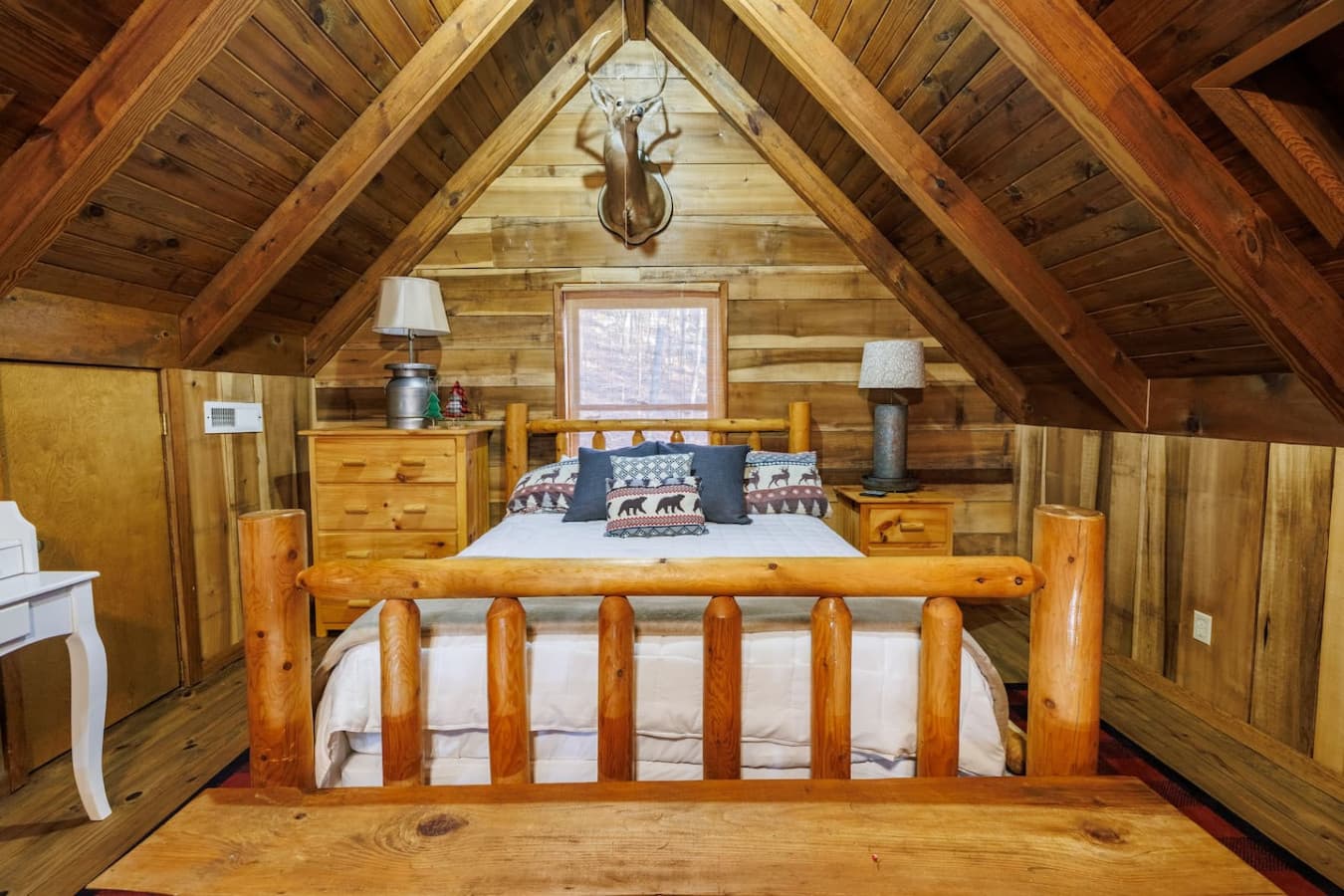 Queen bedroom in Loft (upstairs).