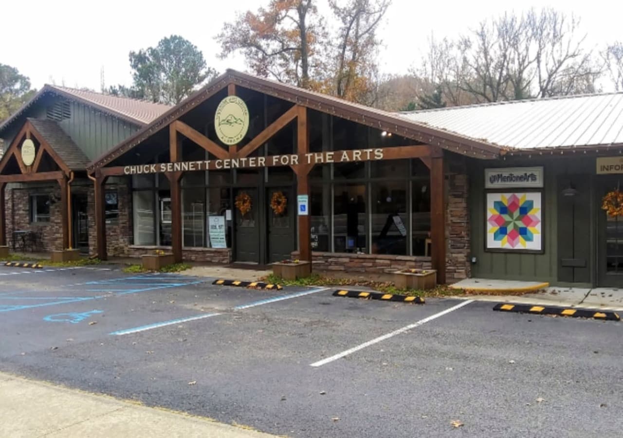 Mentone Arts Center – 5 min drive. A local hub for art exhibits, workshops, and community events. Ideal for experiencing the town’s creative spirit.