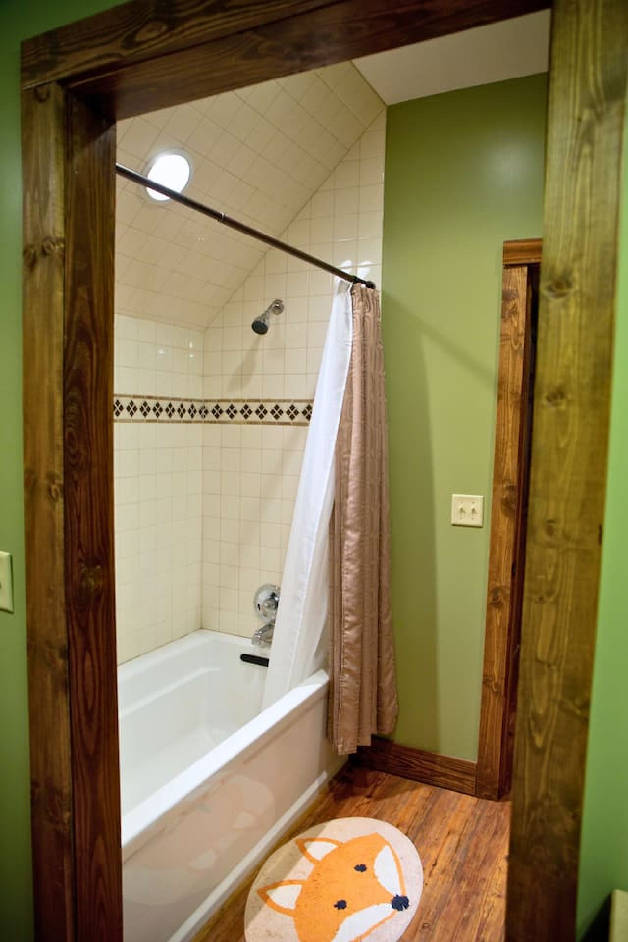 Bathroom 2 upstairs features a tub/shower combo, along with towels and washcloths for your convenience.