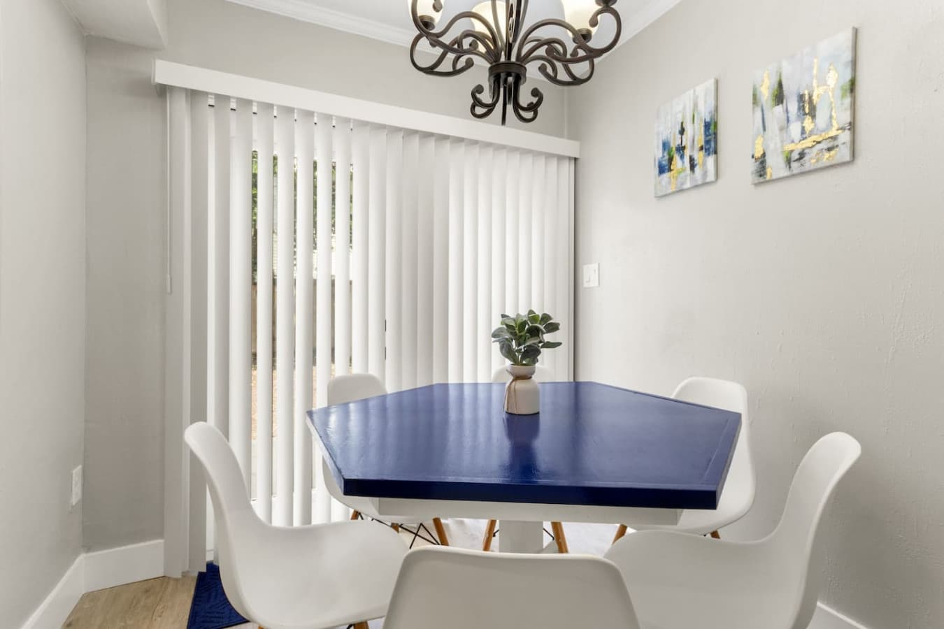 A cozy dining space with six seats, where good food and great company come together!