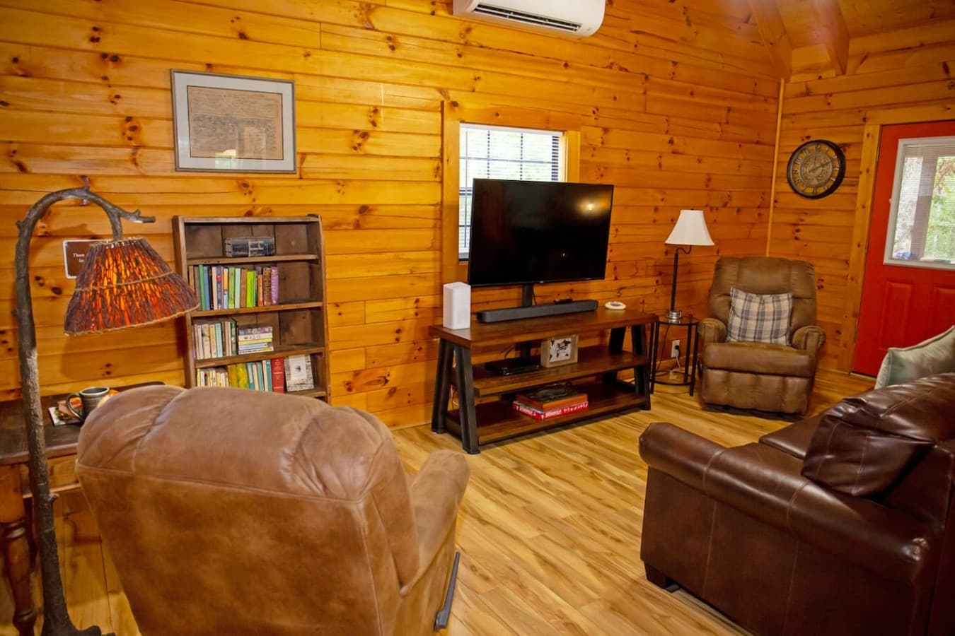 Comfortable living room featuring WiFi, Smart TV, books, a work desk, and 2 recliners for ultimate relaxation.