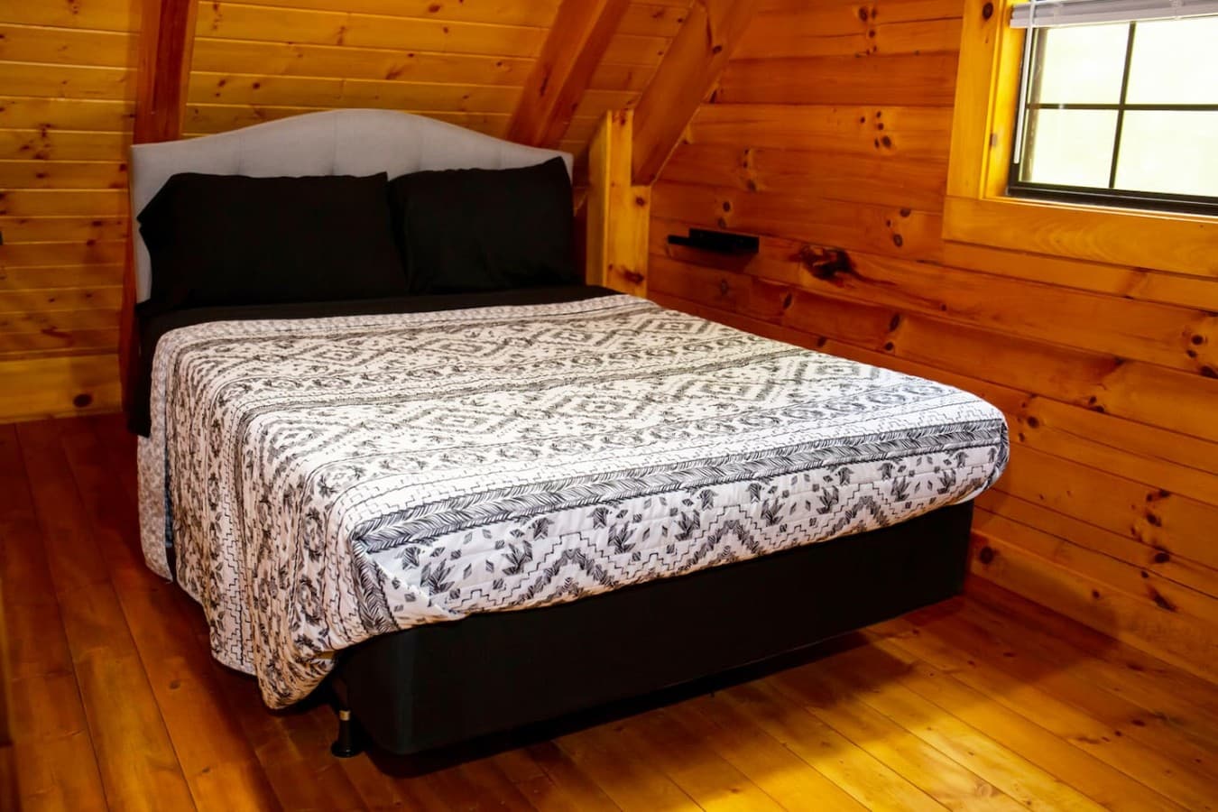Queen bed in the loft bedroom with linens provided: full sheet set, quilt, and 2 pillows for a restful stay.