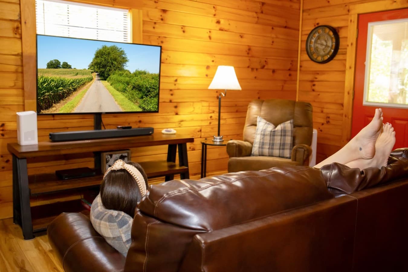 Cozy living room equipped with WiFi and a Smart TV for your entertainment.