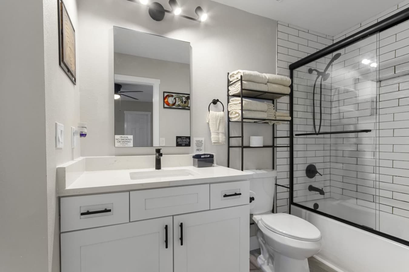 Whether you’re getting ready for a night out or rinsing off the beach, this bathroom’s got you covered.