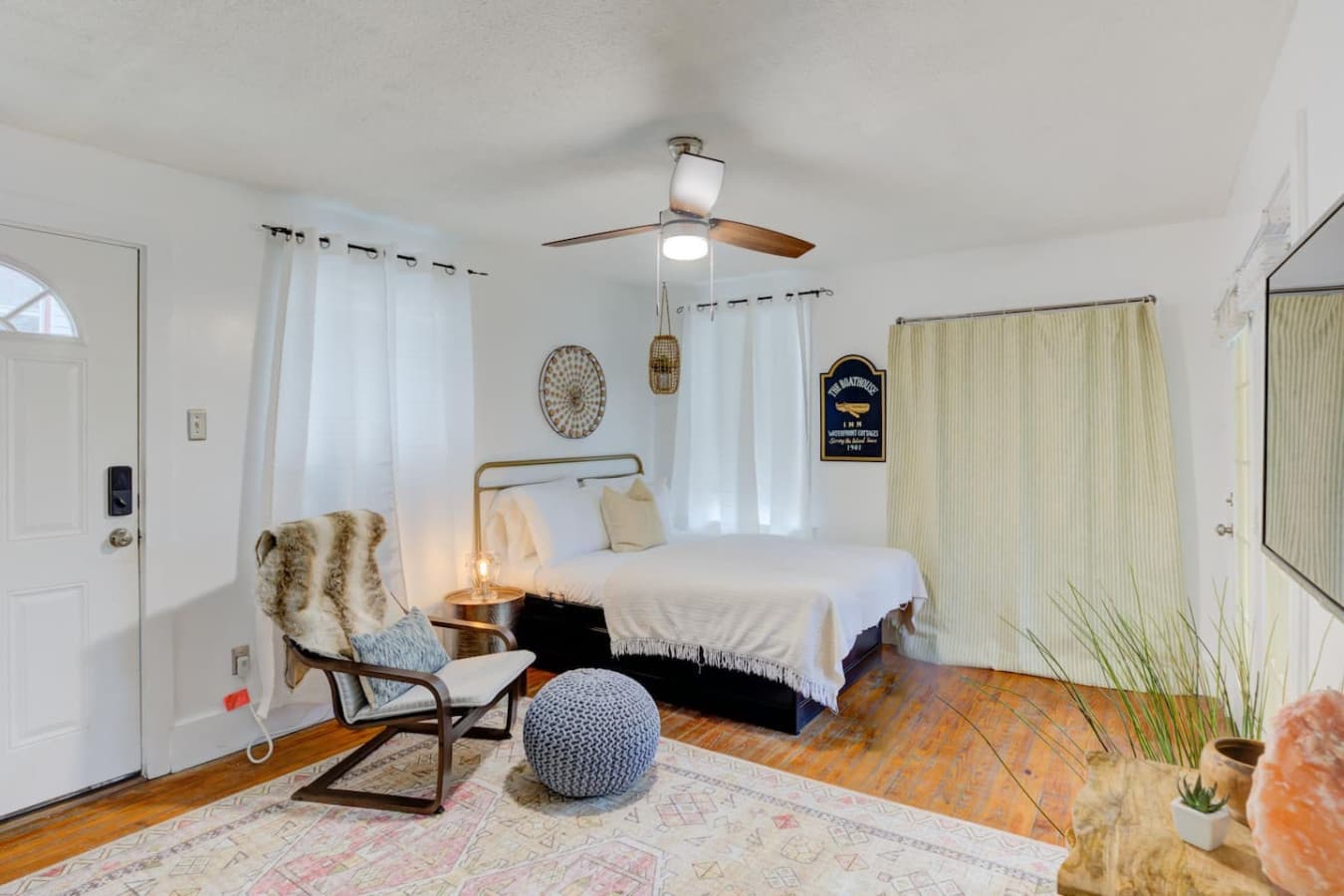 A queen bed made for Memphis-sized relaxation.