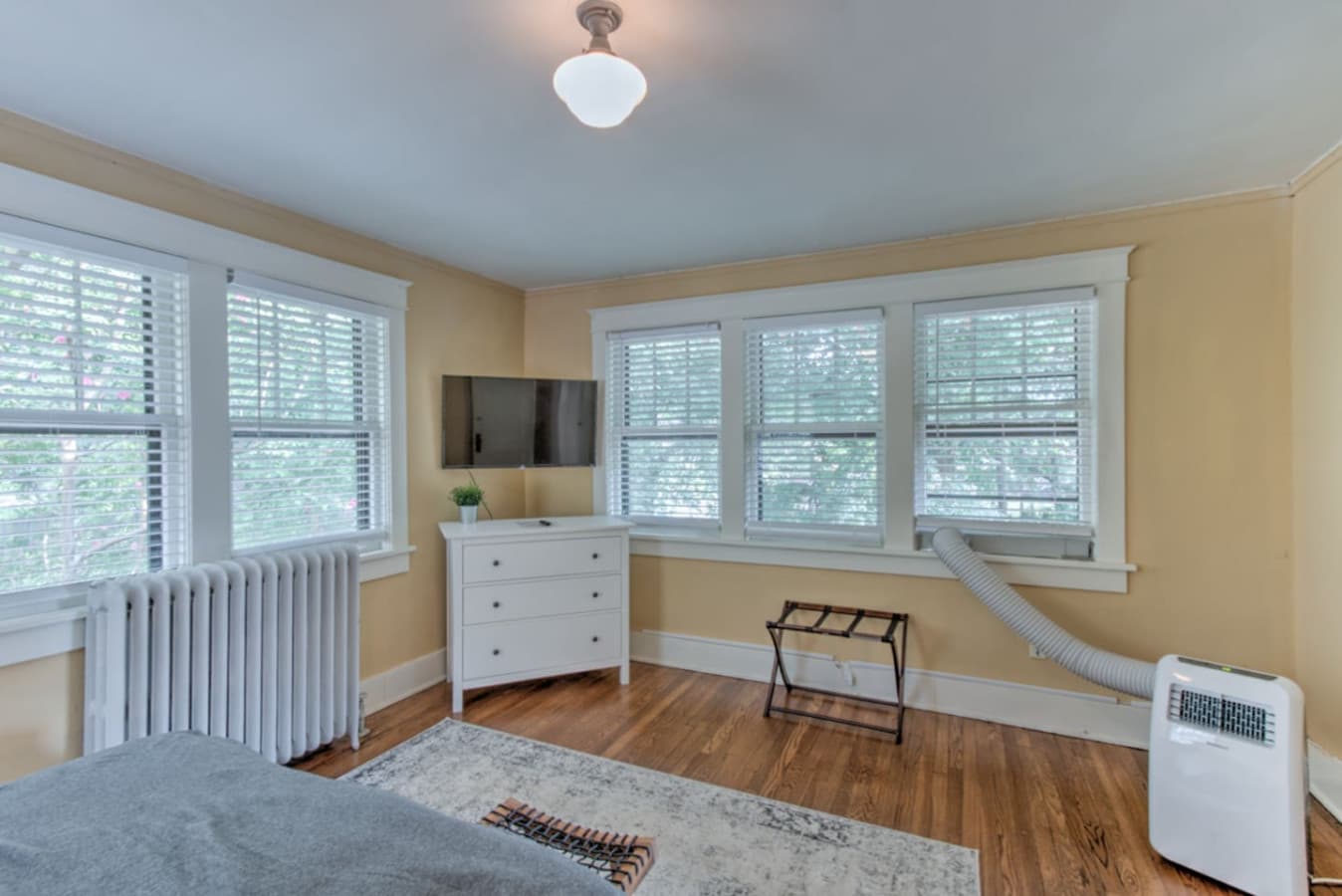 Spacious, quiet, and full of natural light—a perfect hideaway for rest or streaming.