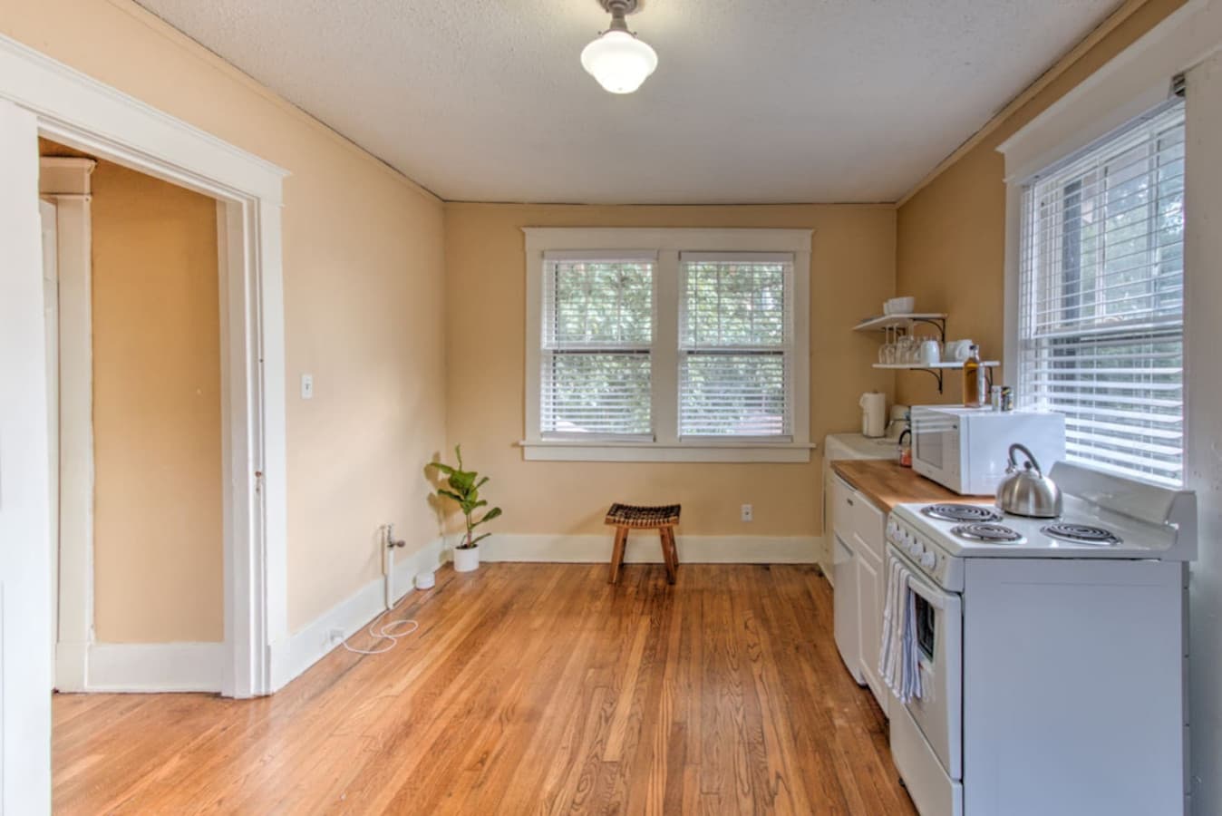 Perfect for quick snacks or quiet mornings with a cup of coffee and a view.
