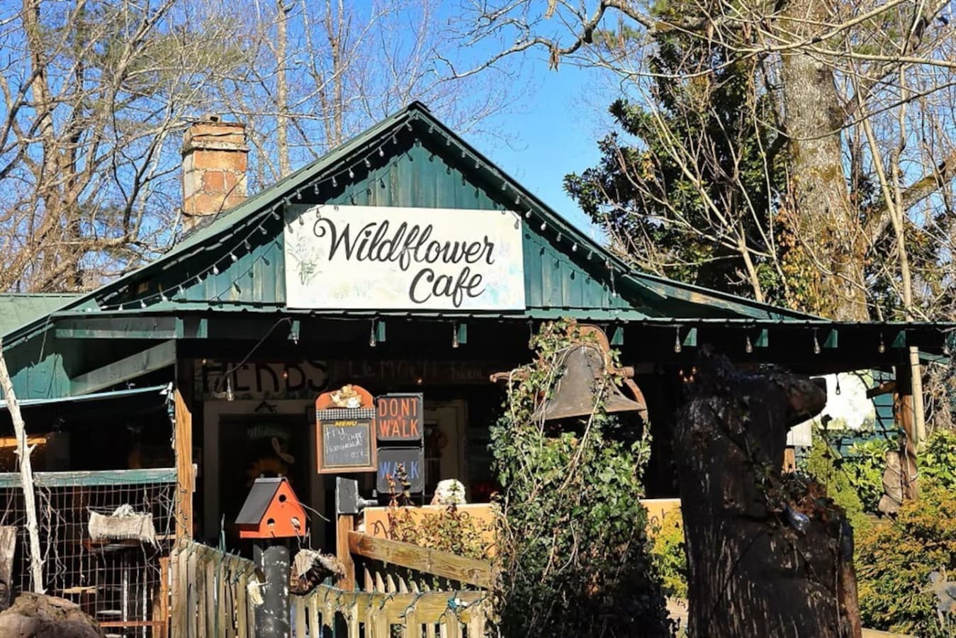 Wildflower Café -
A beloved Mentone gem and a must-visit for foodies! Wildflower Café blends cozy mountain charm with a creative, locally inspired menu — think hearty brunches, fresh salads, gourmet sandwiches, and decadent desserts.