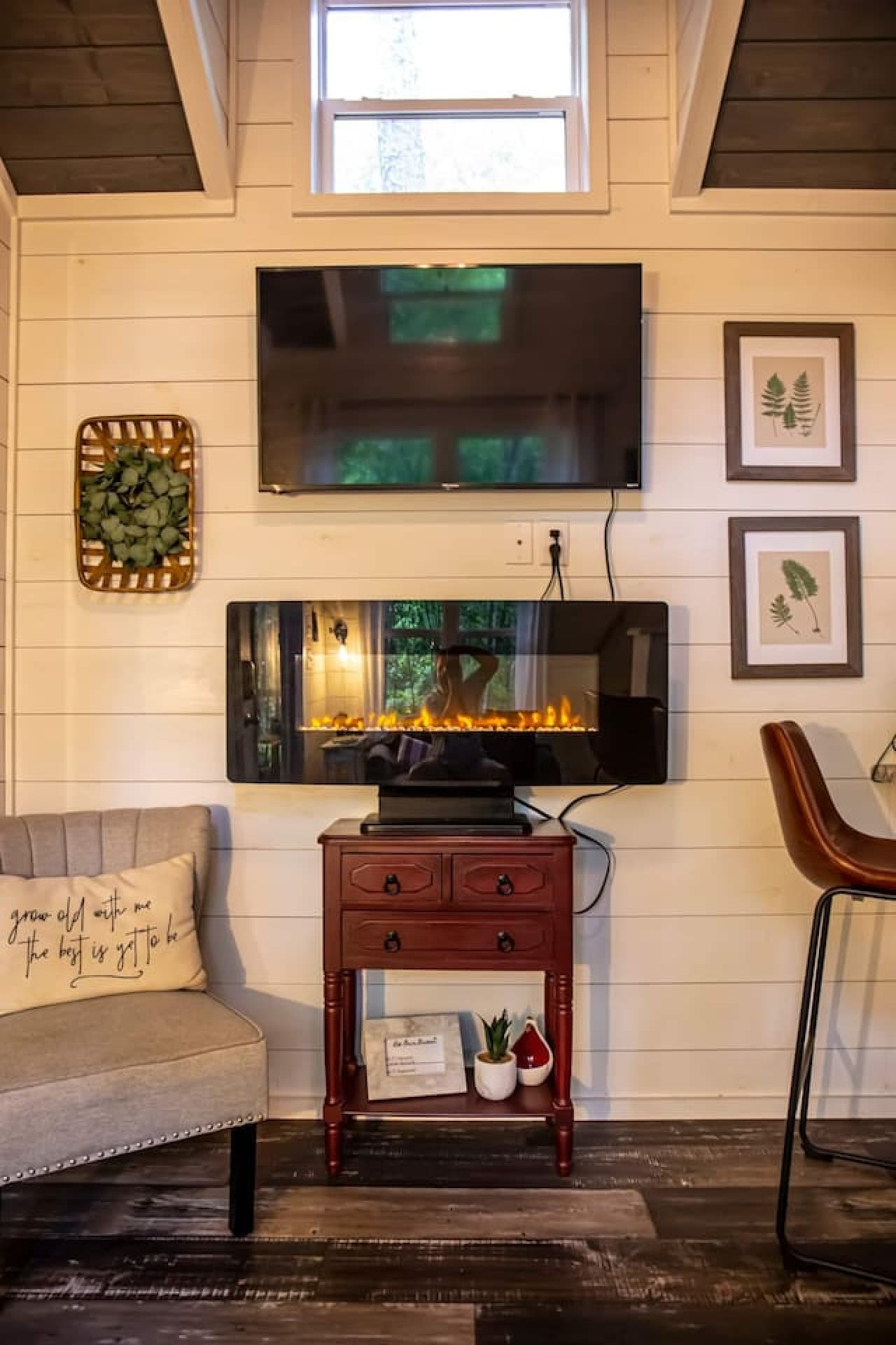 Stay connected with Wi-Fi if you need to work from home. Enjoy your favorite shows on the smart TV with Netflix and unwind by the cozy electric fireplace.