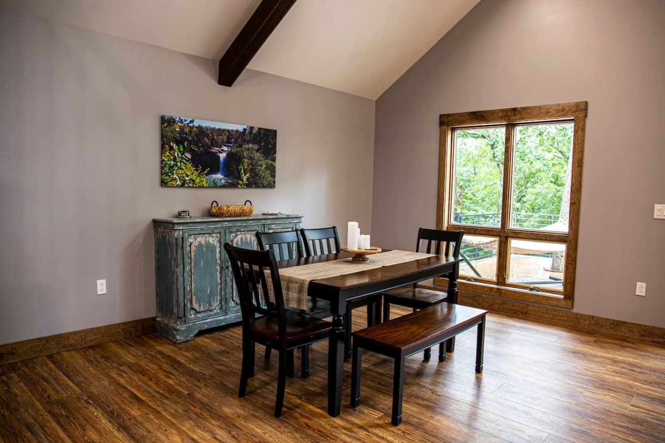 Dining table seats 6! Laptop friendly