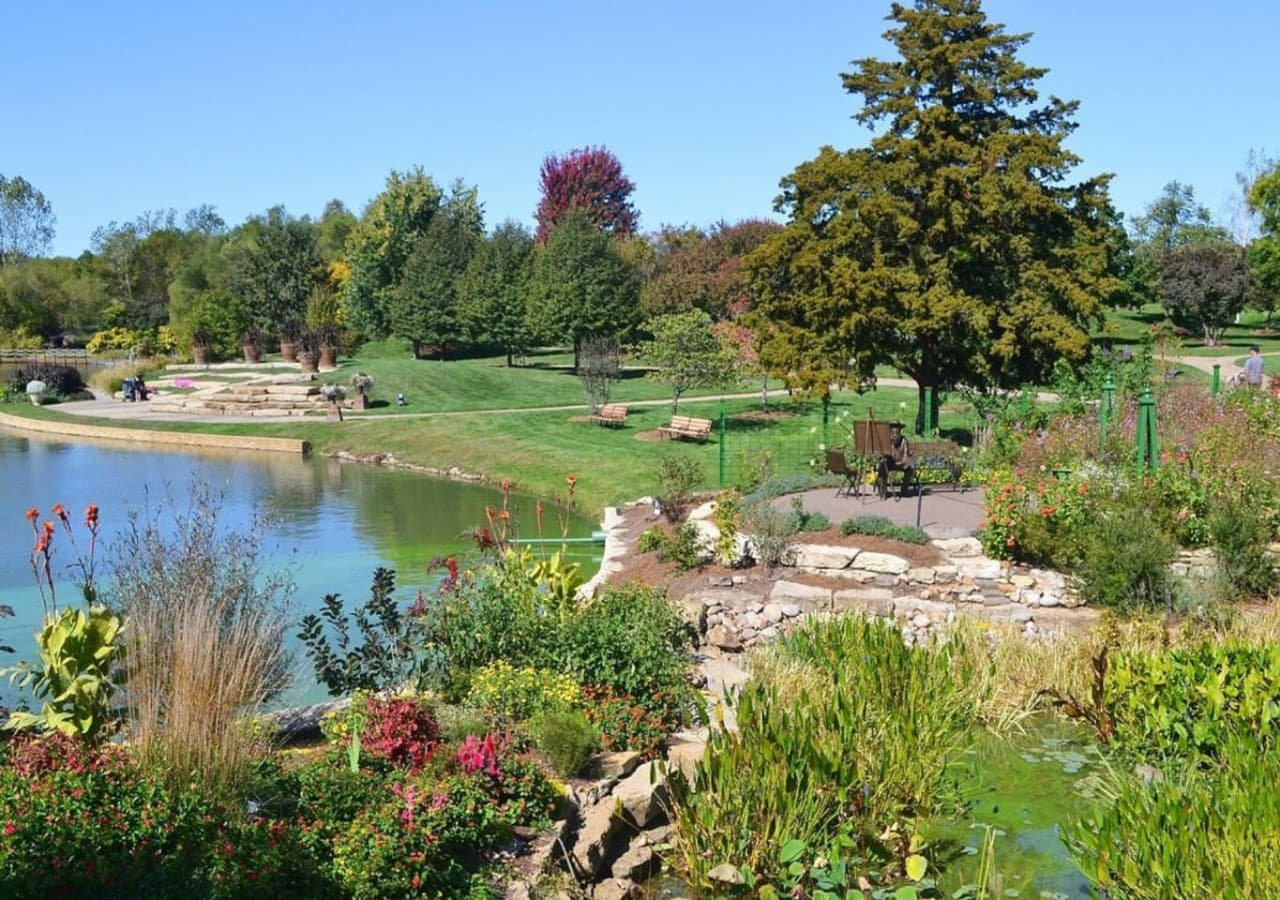 Overland Park Arboretum & Botanical Gardens – 15–20 min drive - Walking trails, open green space, and seasonal displays.