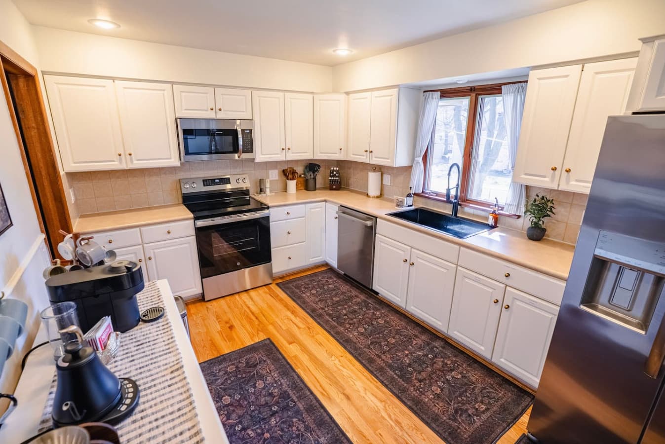 Fully equipped for real meals, snack runs, and late-night “what’s in the fridge?” moments.