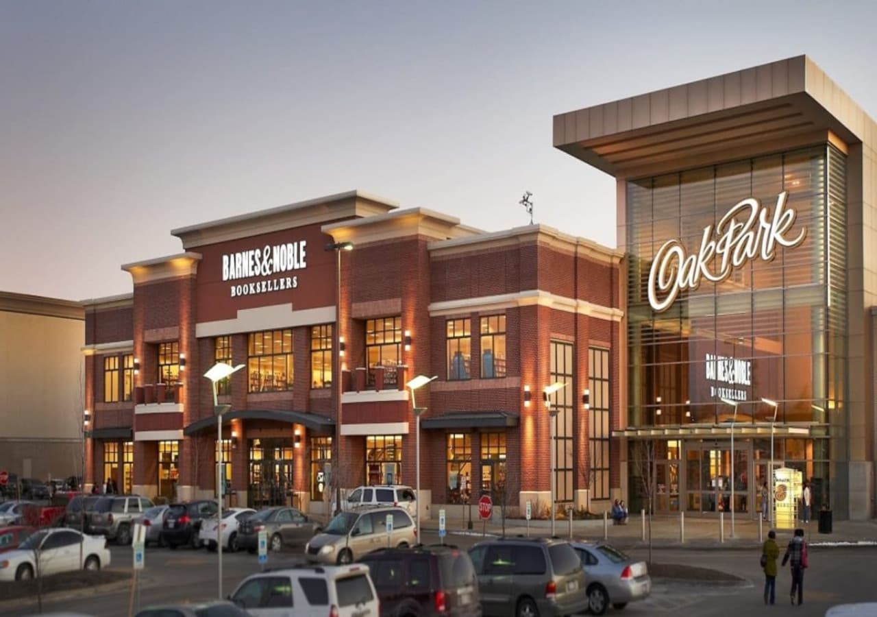 Oak Park Mall – 5–7 min drive - A central hub for shopping, dining, and everyday essentials.