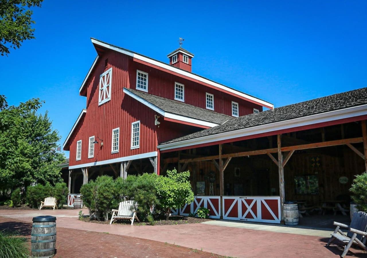 Deanna Rose Children’s Farmstead – 15 min drive - Outdoor space with animals, play areas, and family-friendly activities.