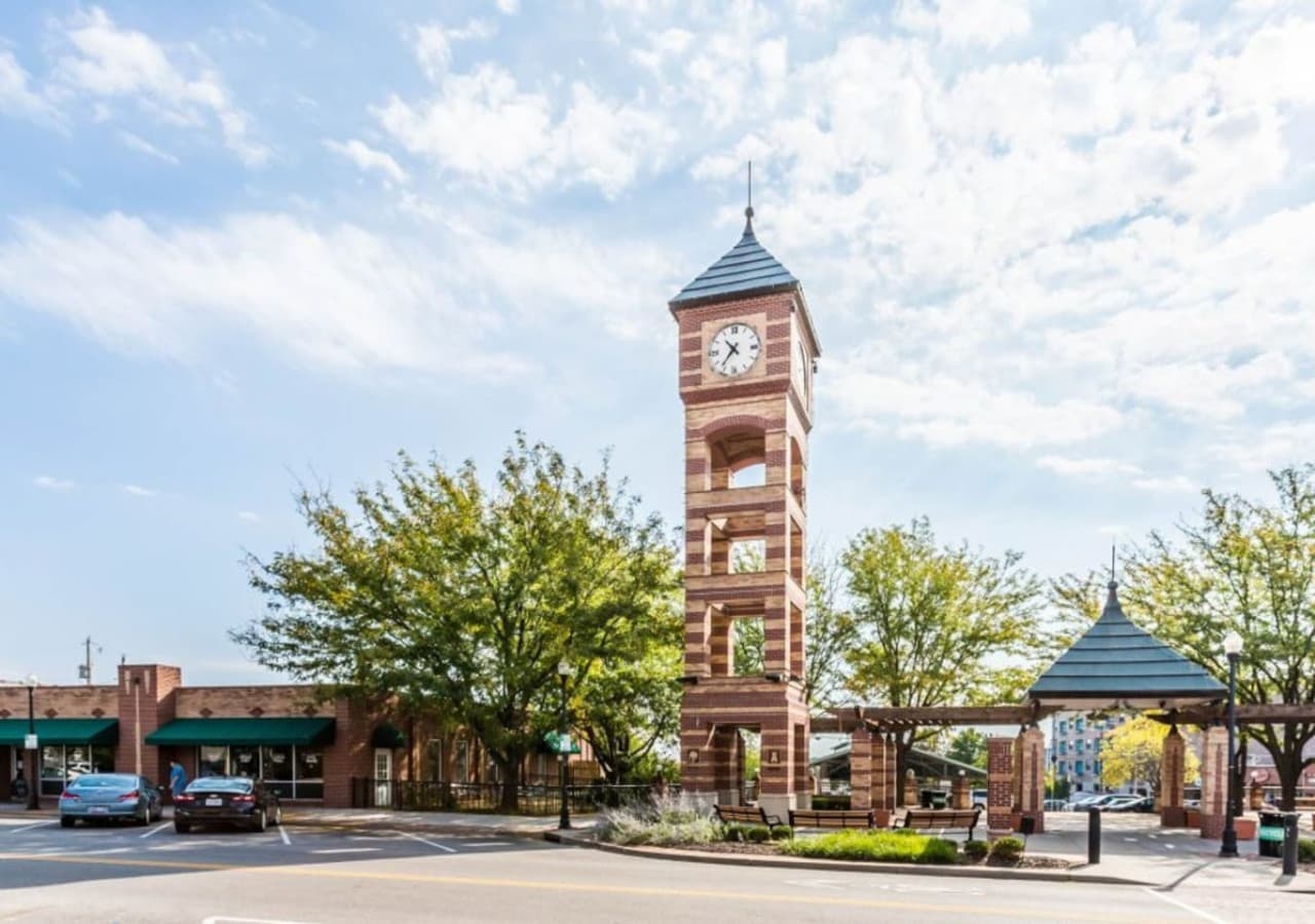 Downtown Overland Park – 10 min drive - Local restaurants, cafés, and small shops in a walkable setting.