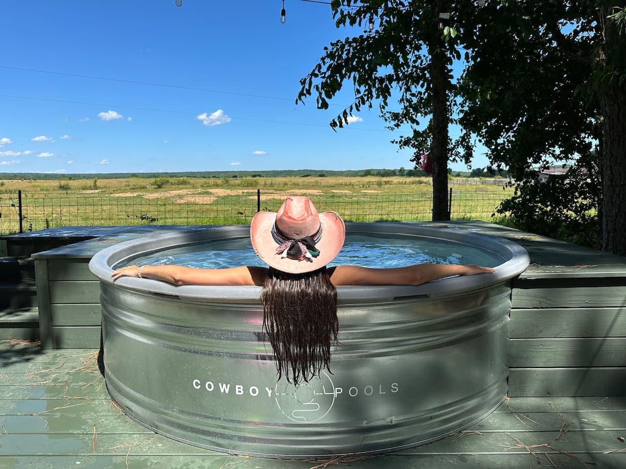 The pool heats up like a hot tub (100-104°F), offering stunning views of happy cows, mountains, and the sunrise. Plus, the pink cowgirl hat stays for your next photo op!