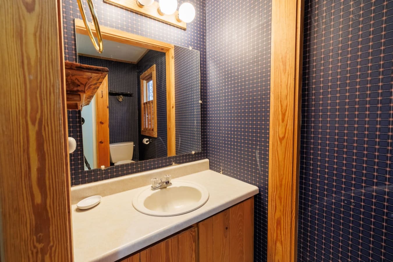 Full bathroom with vanity and tub/shower combination.