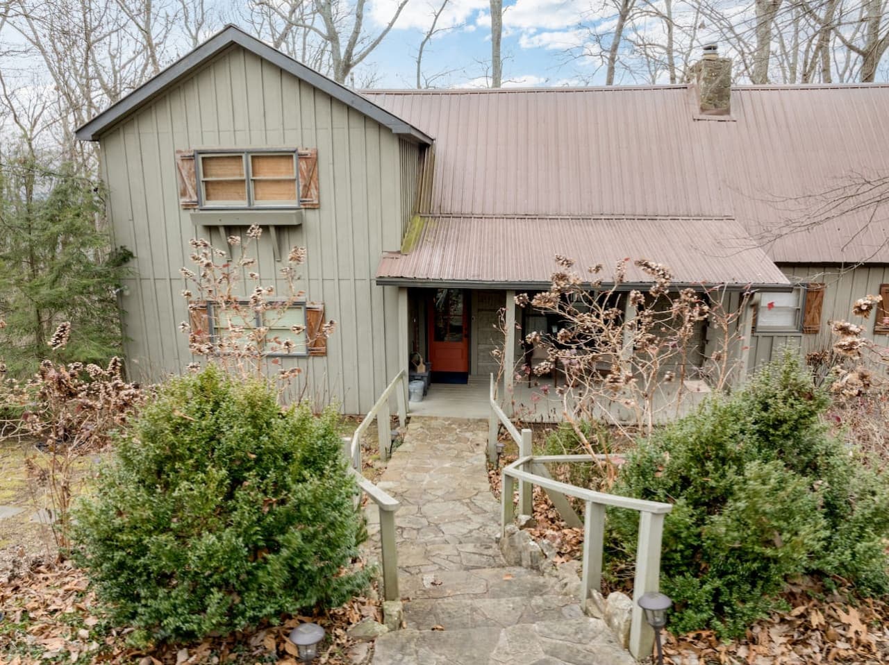 The front walkway welcomes you to Point of View Cabin with its charming mountain setting.