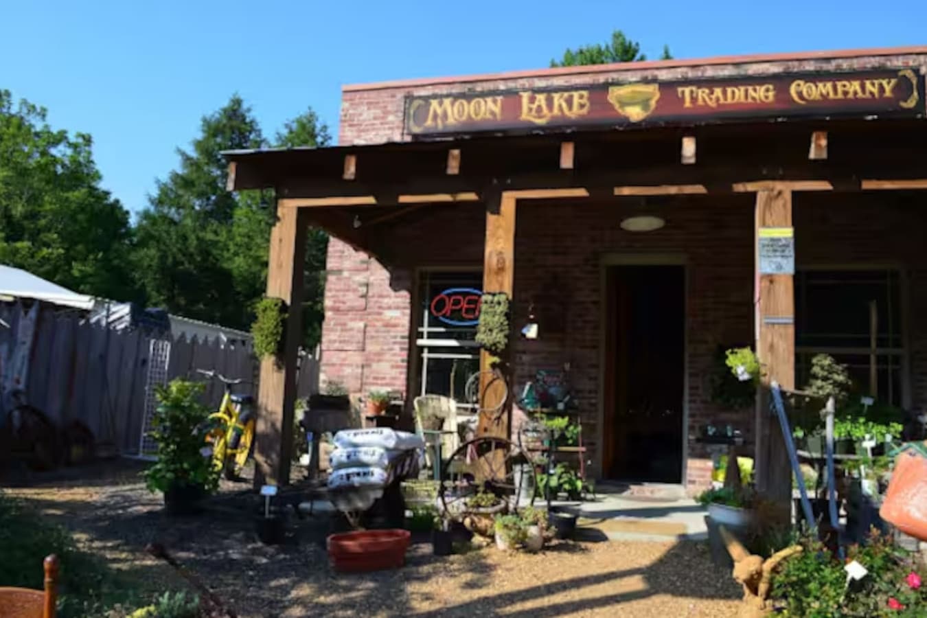 A unique shop and café featuring locally sourced food, drinks, and handmade crafts — perfect for breakfast, lunch, or picking up gifts.