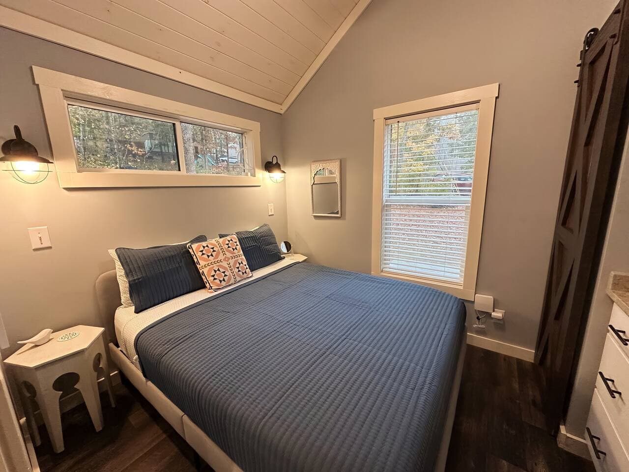 Moon River Mentone 2: Queen bed with soft linens and calm vibes await.