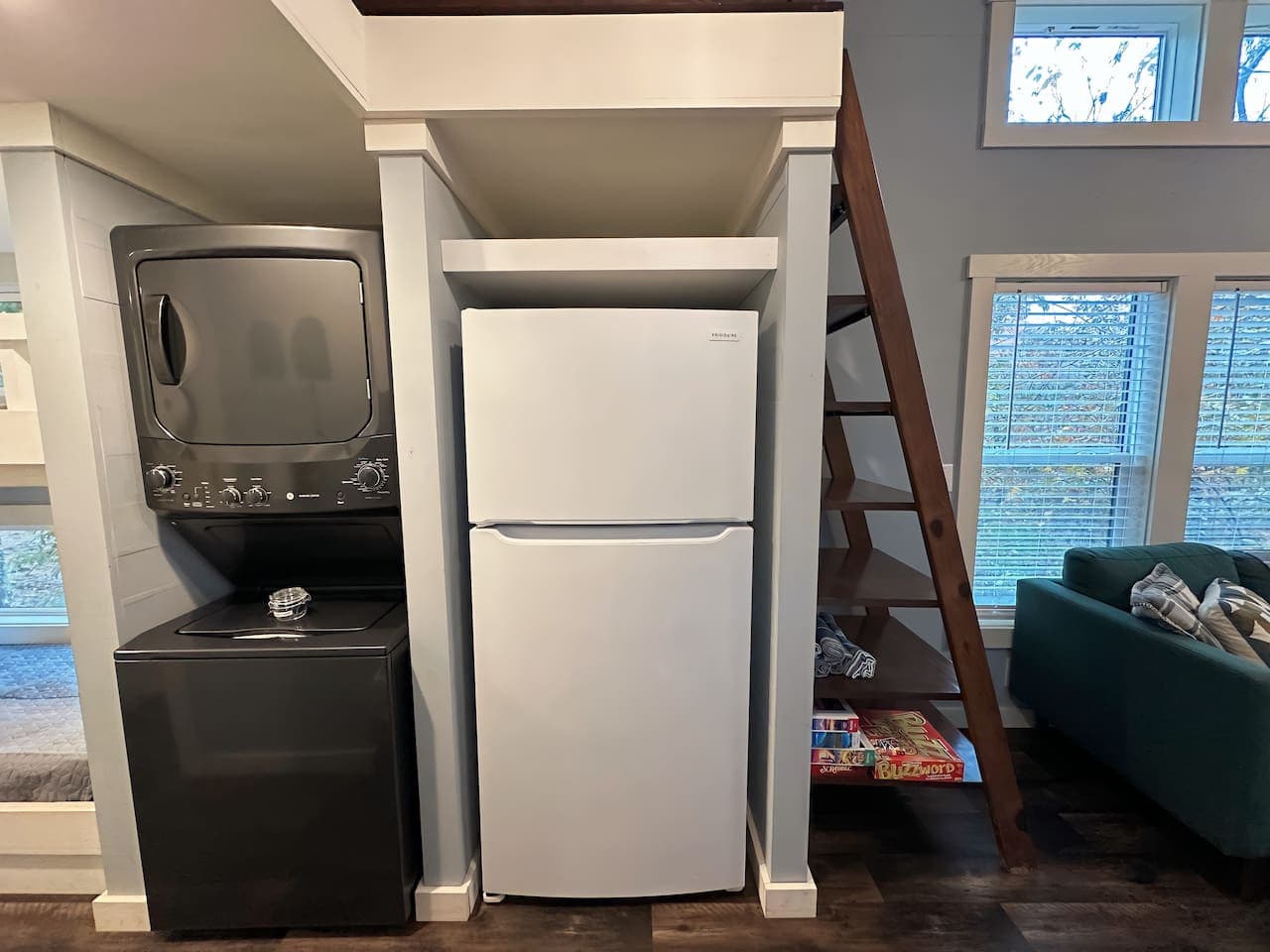 Moon River Mentone 2: In-unit washer and dryer for hassle-free stays.