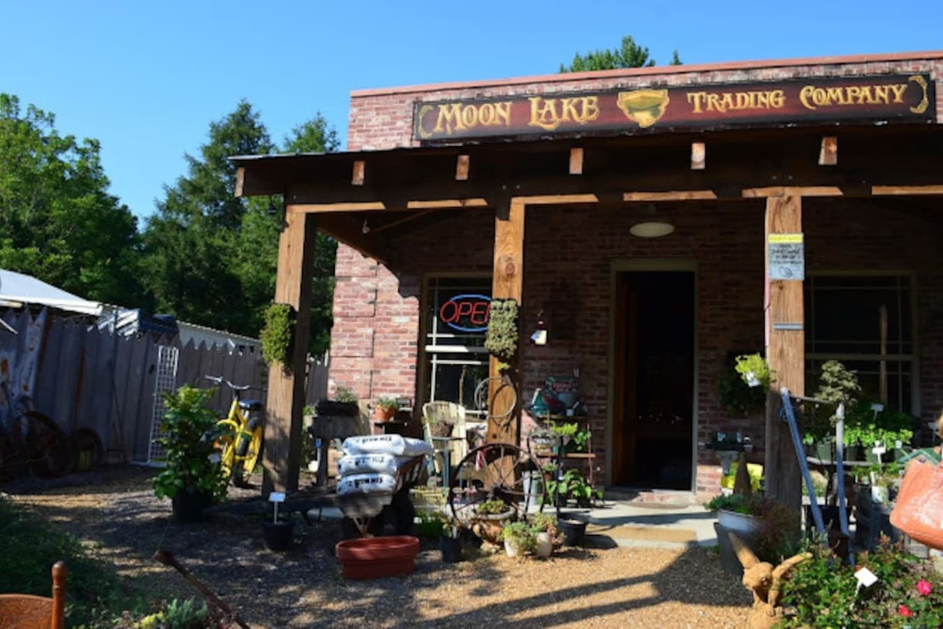 A unique shop and café featuring locally sourced food, drinks, and handmade crafts — perfect for breakfast, lunch, or picking up gifts.