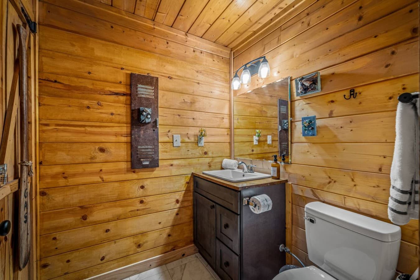 Full en suite bath connected to the master bedroom.