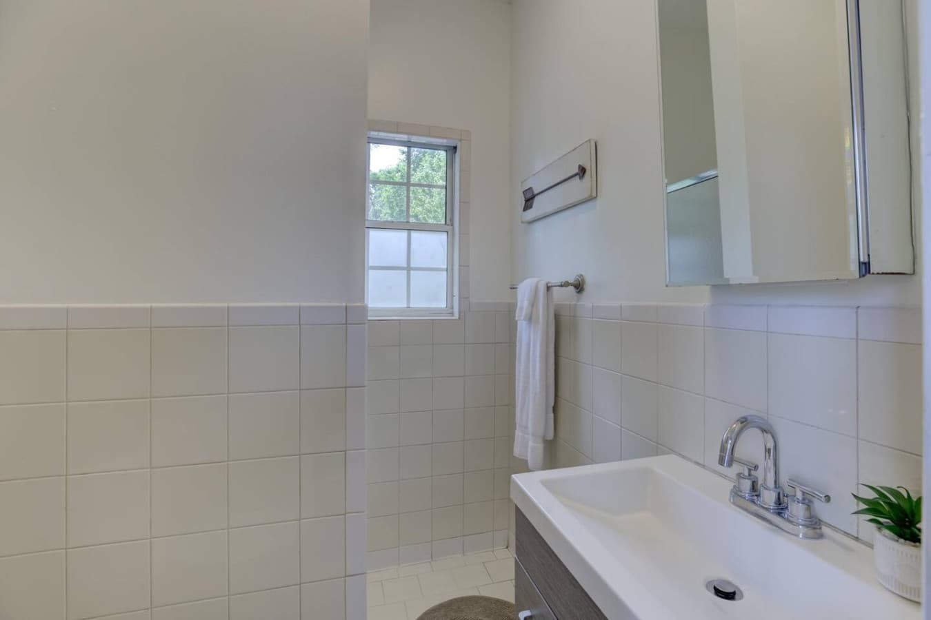 Start or end your day in a sparkling, comfortable shower space.