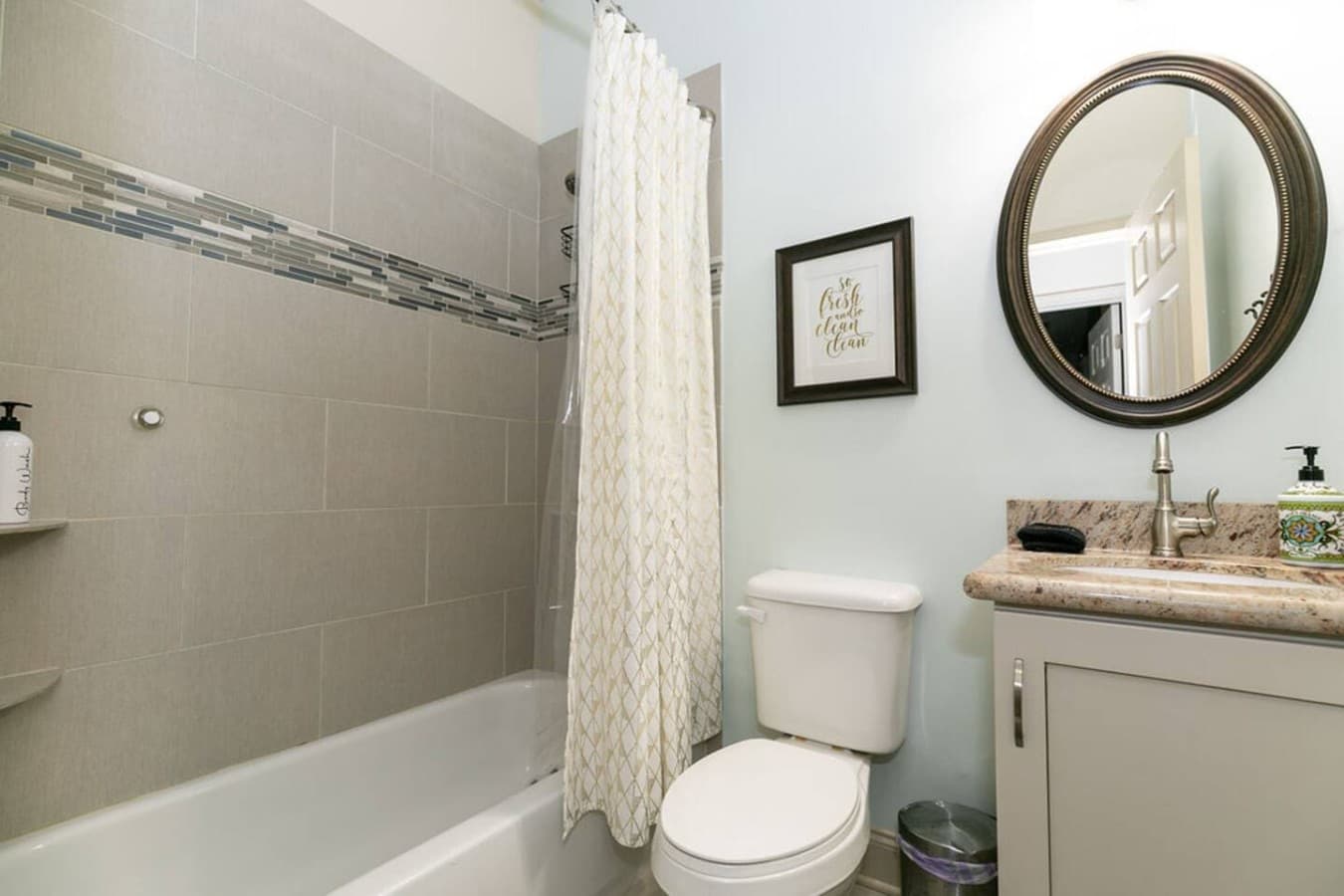Shower/tub combo perfect for quick mornings or slower evenings.