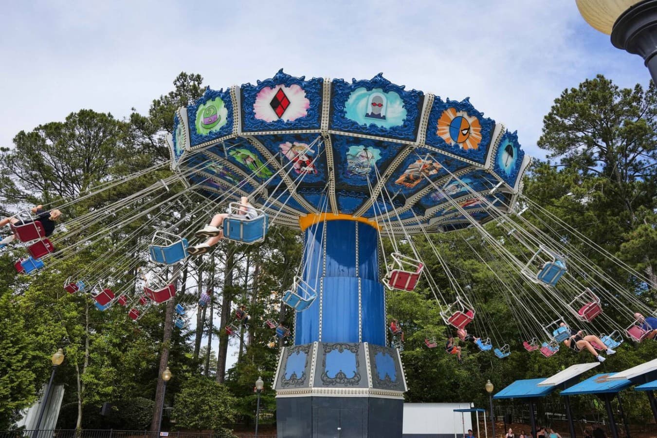 Six Flags Over Georgia is about 20–25 minutes from The Beehive for roller coasters, water rides, and family fun.