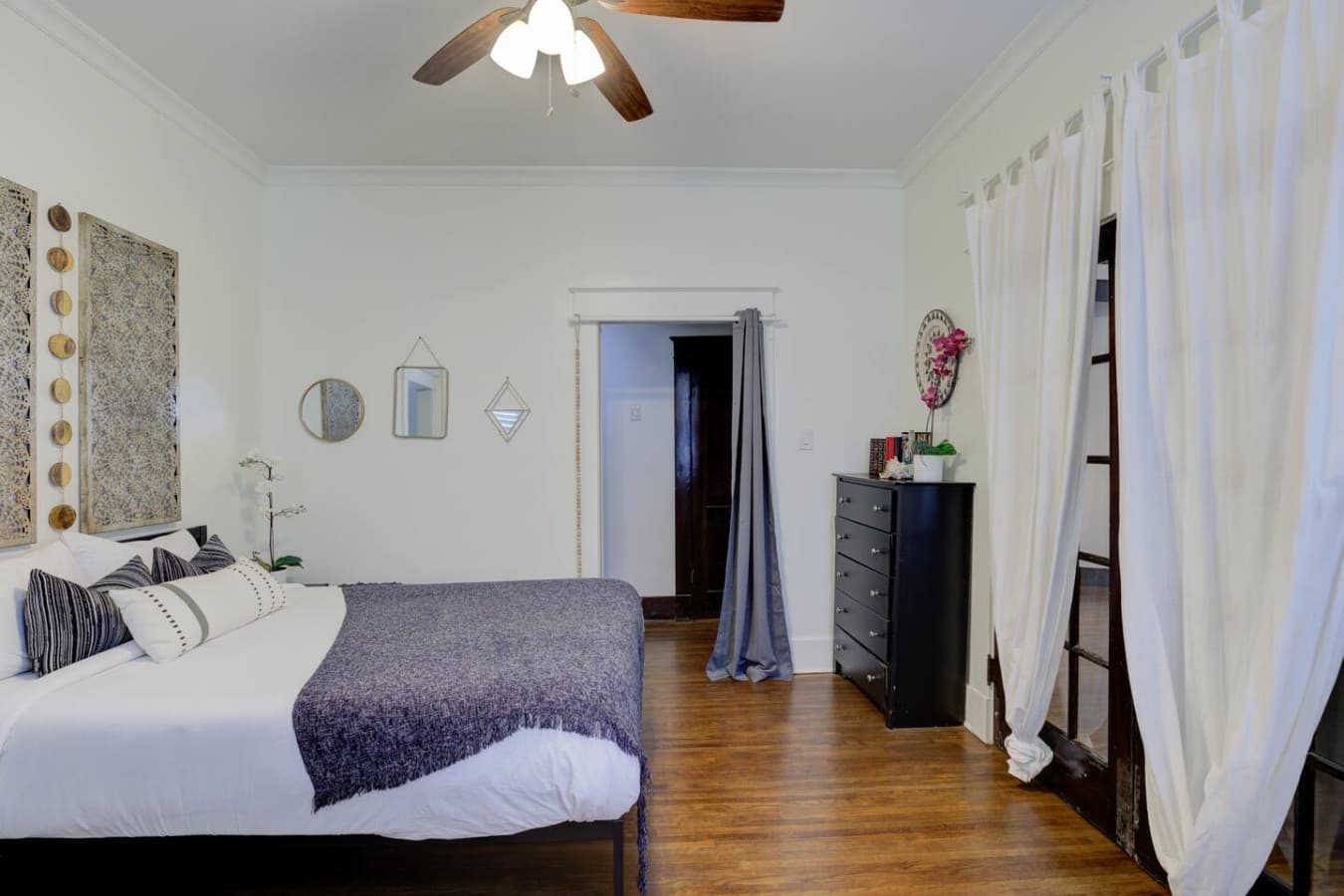 This bed’s so comfy, you might just hit snooze… indefinitely.
