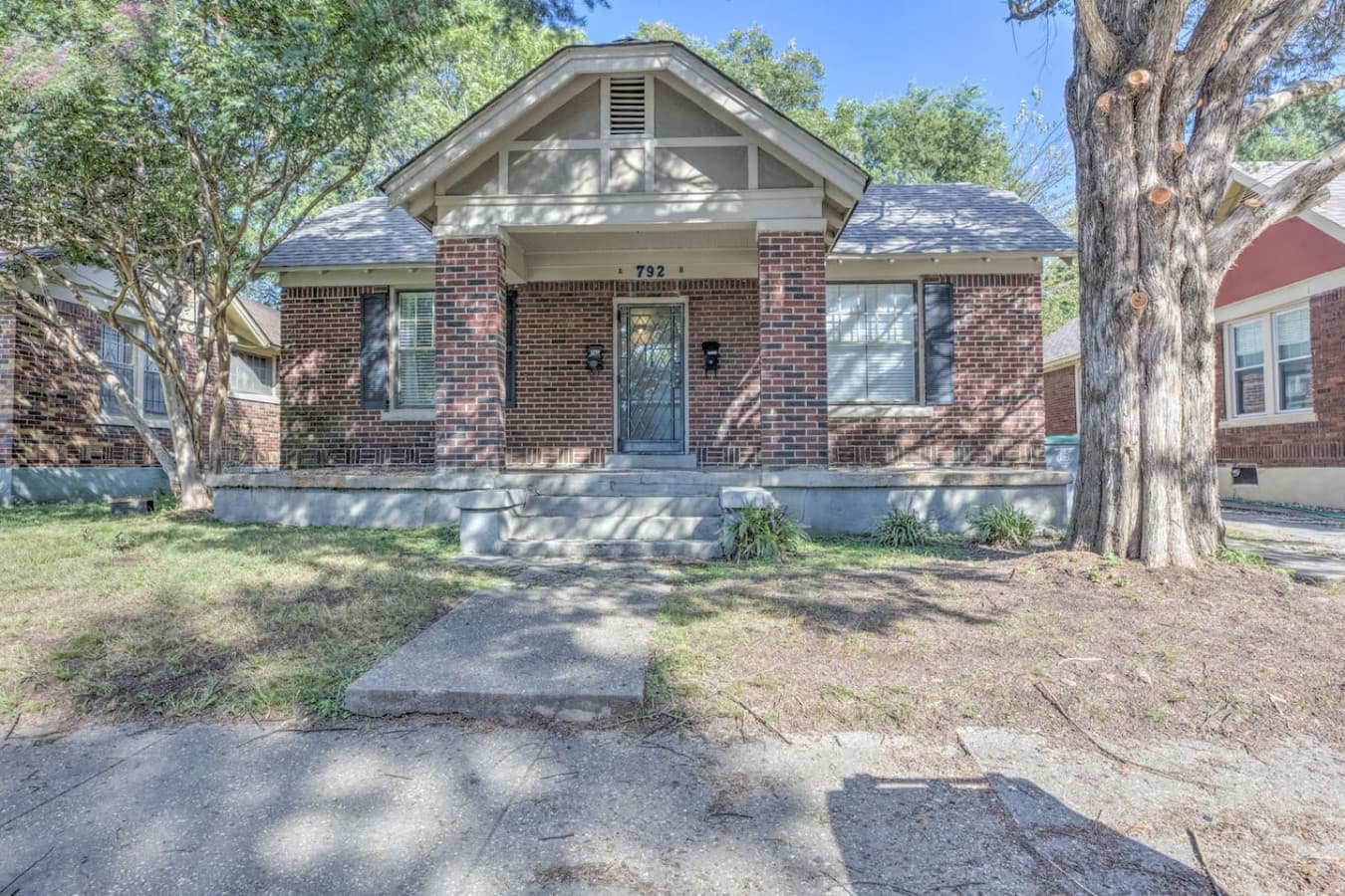 Red-brick character with a friendly, homey feel—easy to spot, hard not to love.