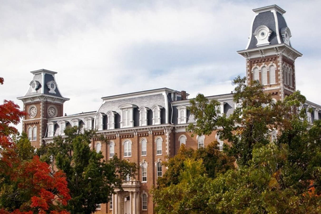 University of Arkansas – 10 min drive - Campus visits, Razorback weekends, and Fayetteville game-day energy.