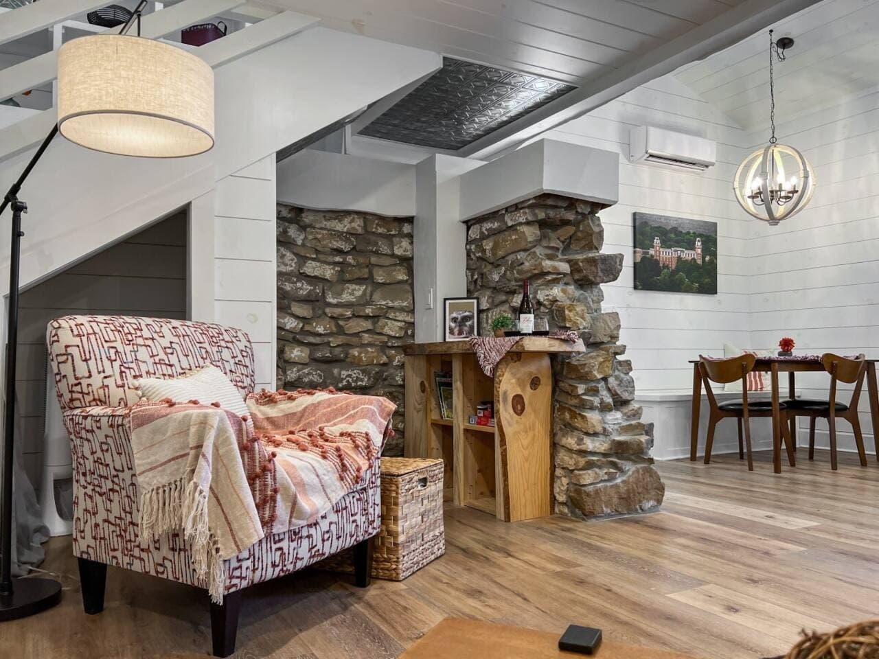 The reader’s niche doubles as a quiet coffee corner, vanity space, or wine-bar moment before heading out.