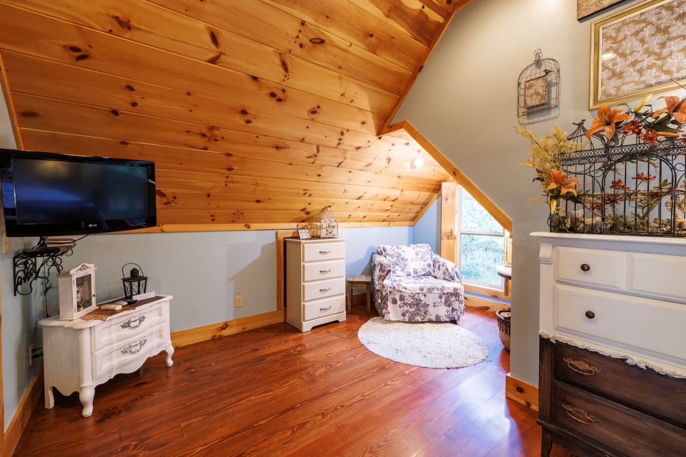 BEDROOM 2: Unplug with a good book in the reading nook or decompress while catching up on some binge worthy episodes in bed.