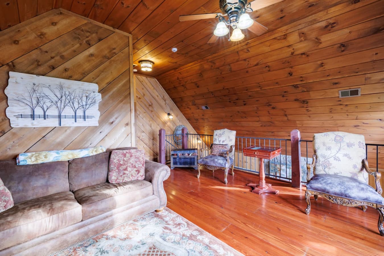 Cozy upstairs sitting area with mountain and valley views.
Great separated space when traveling with another couple or kids.