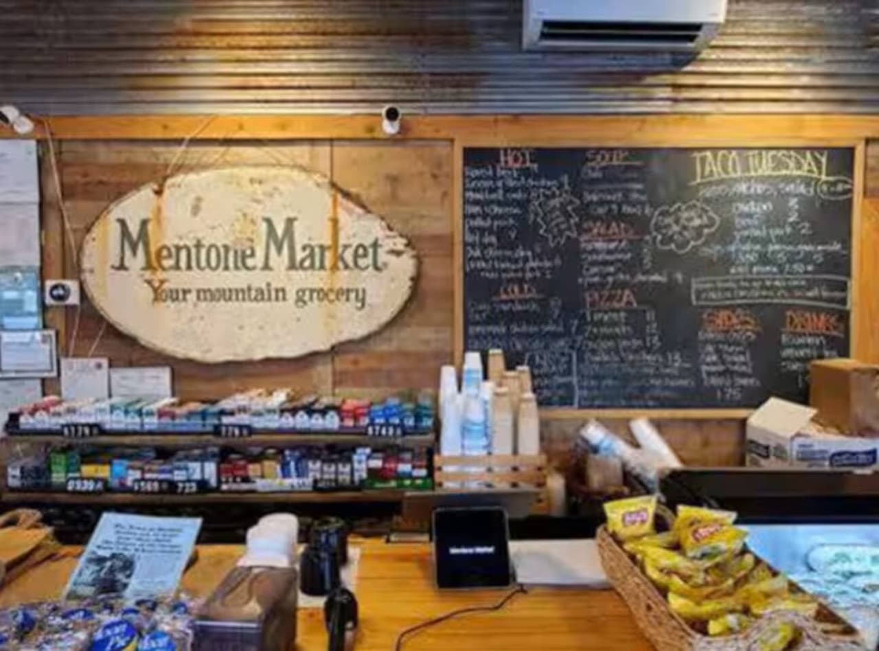 Just a 10-minute drive from the retreat, Mentone Market is a charming general store serving breakfast, lunch, and dinner, featuring farm-fresh produce, local goods, and convenient grab-and-go essentials.