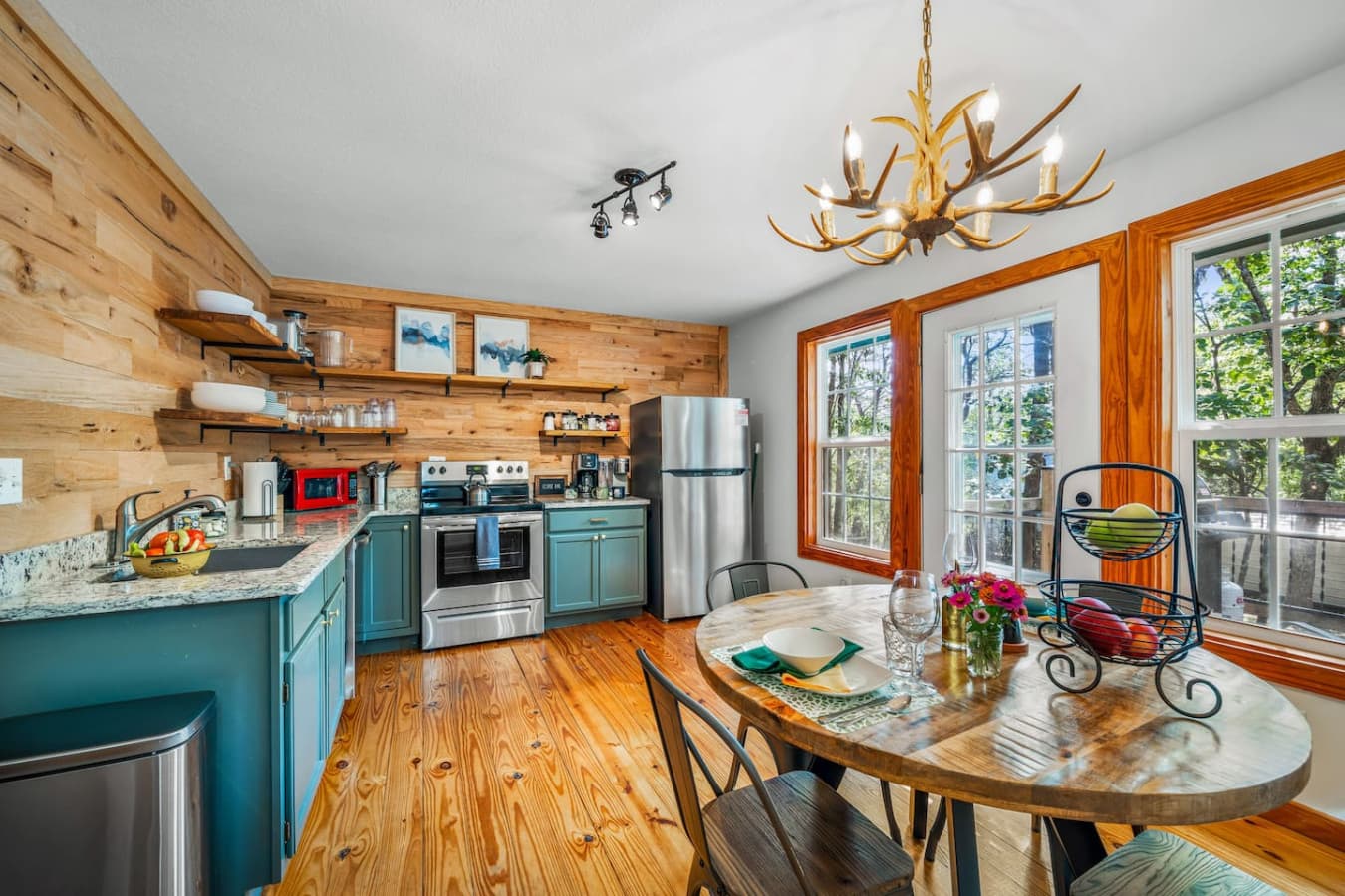 Fully equipped kitchen with a dining table for your meals and gatherings!