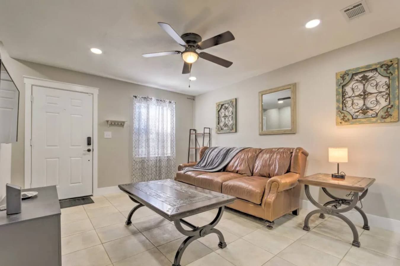 Unwind in this open and stylish living space, designed for both relaxation and entertainment.