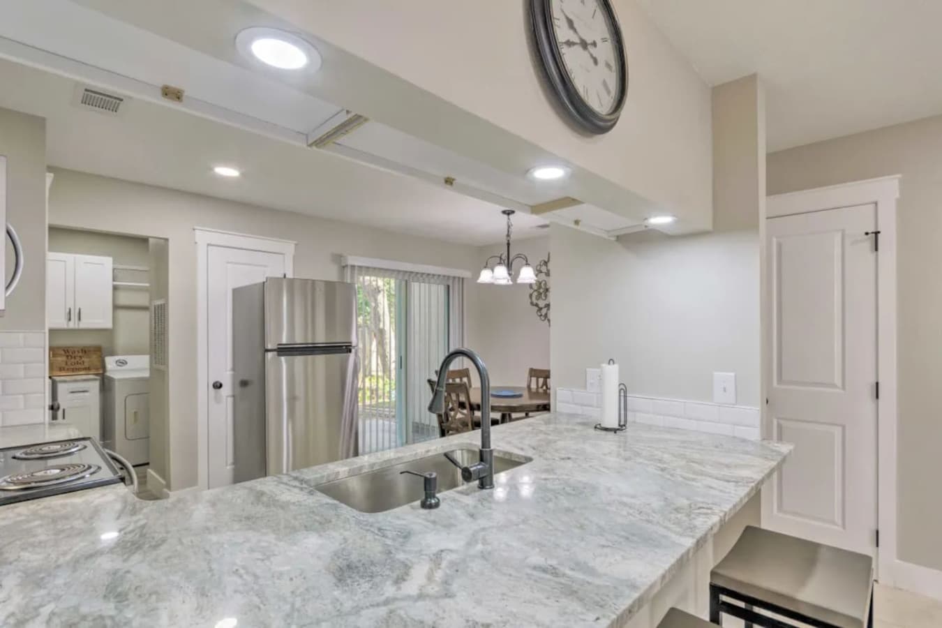 Prepare your favorite meals in this fully equipped kitchen! Everything you need is right at your fingertips for a seamless cooking experience.