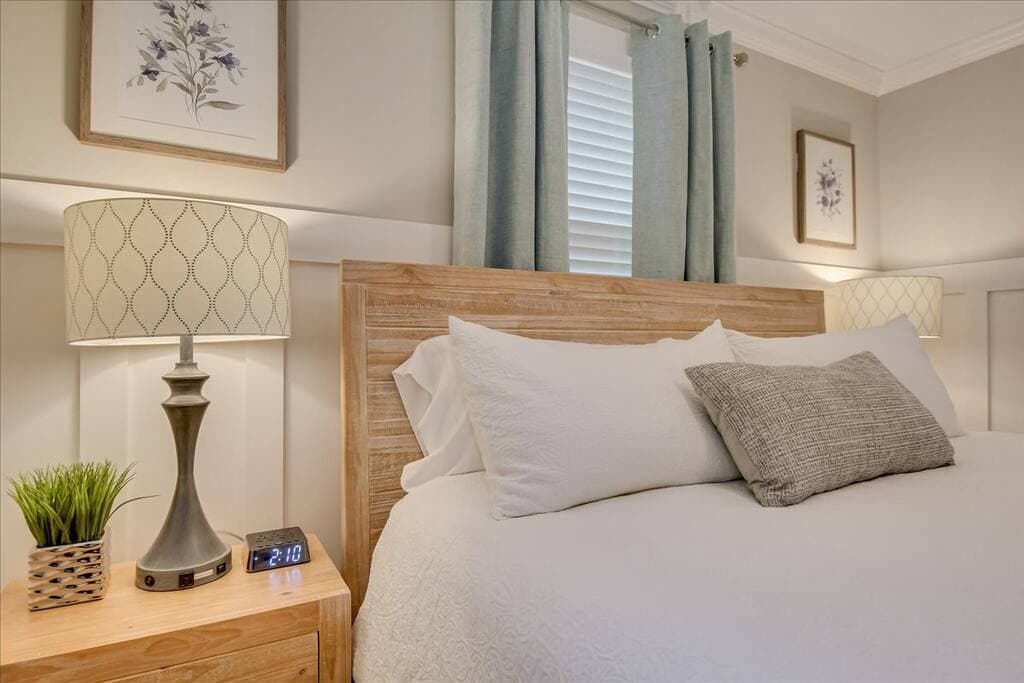 Bedroom #1 (King)