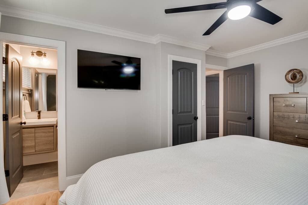 Master Bedroom (King)