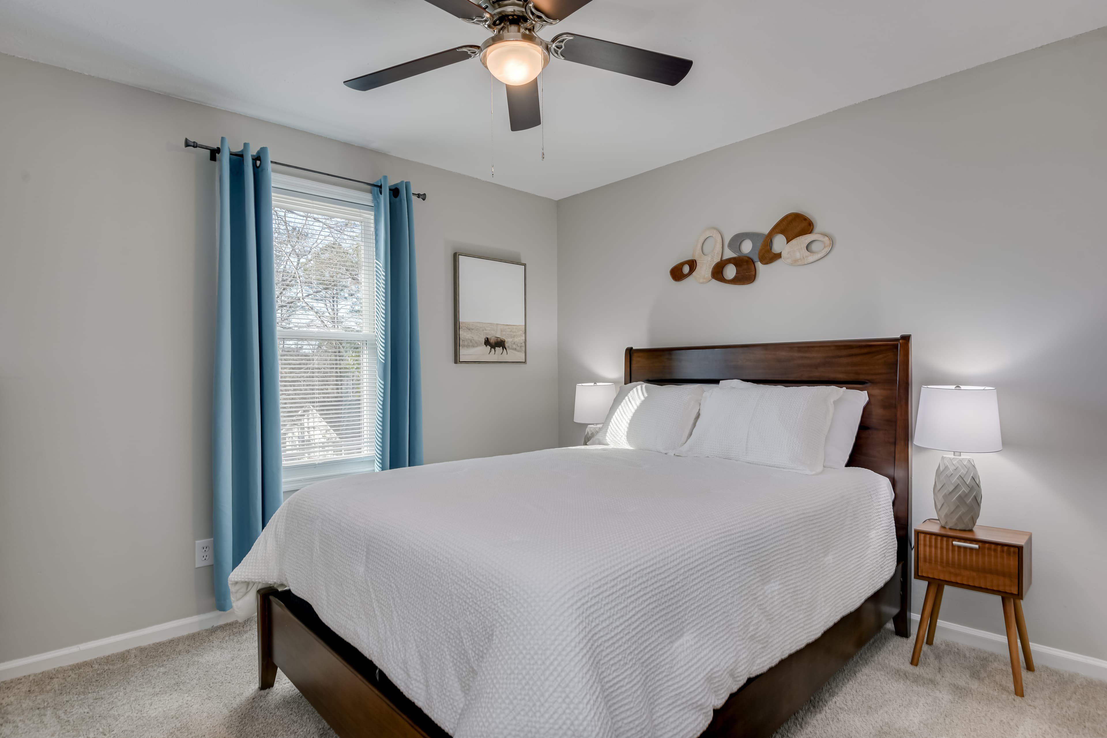 Bedroom 2 (Queen Bed)