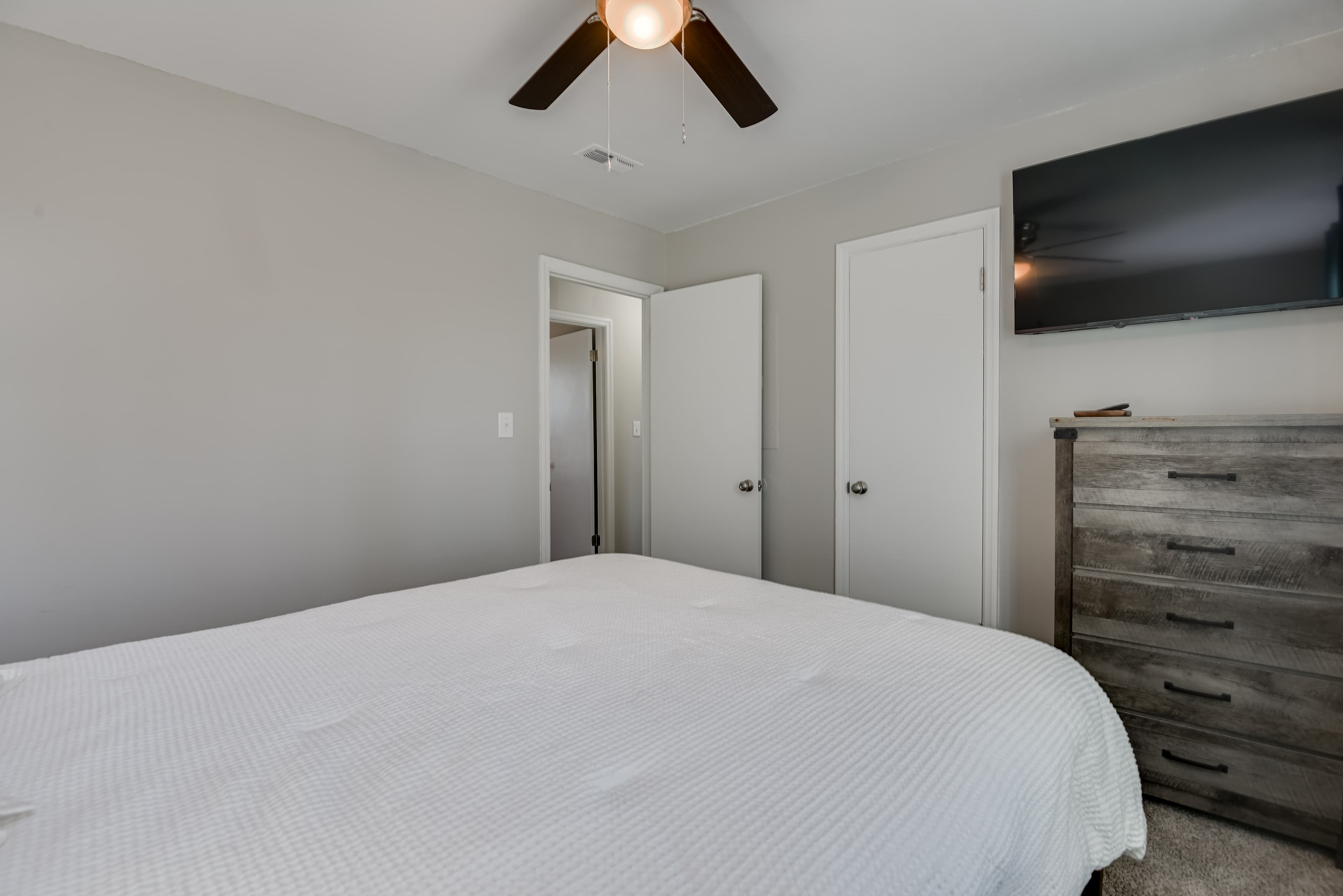 Bedroom 2 (Queen Bed)