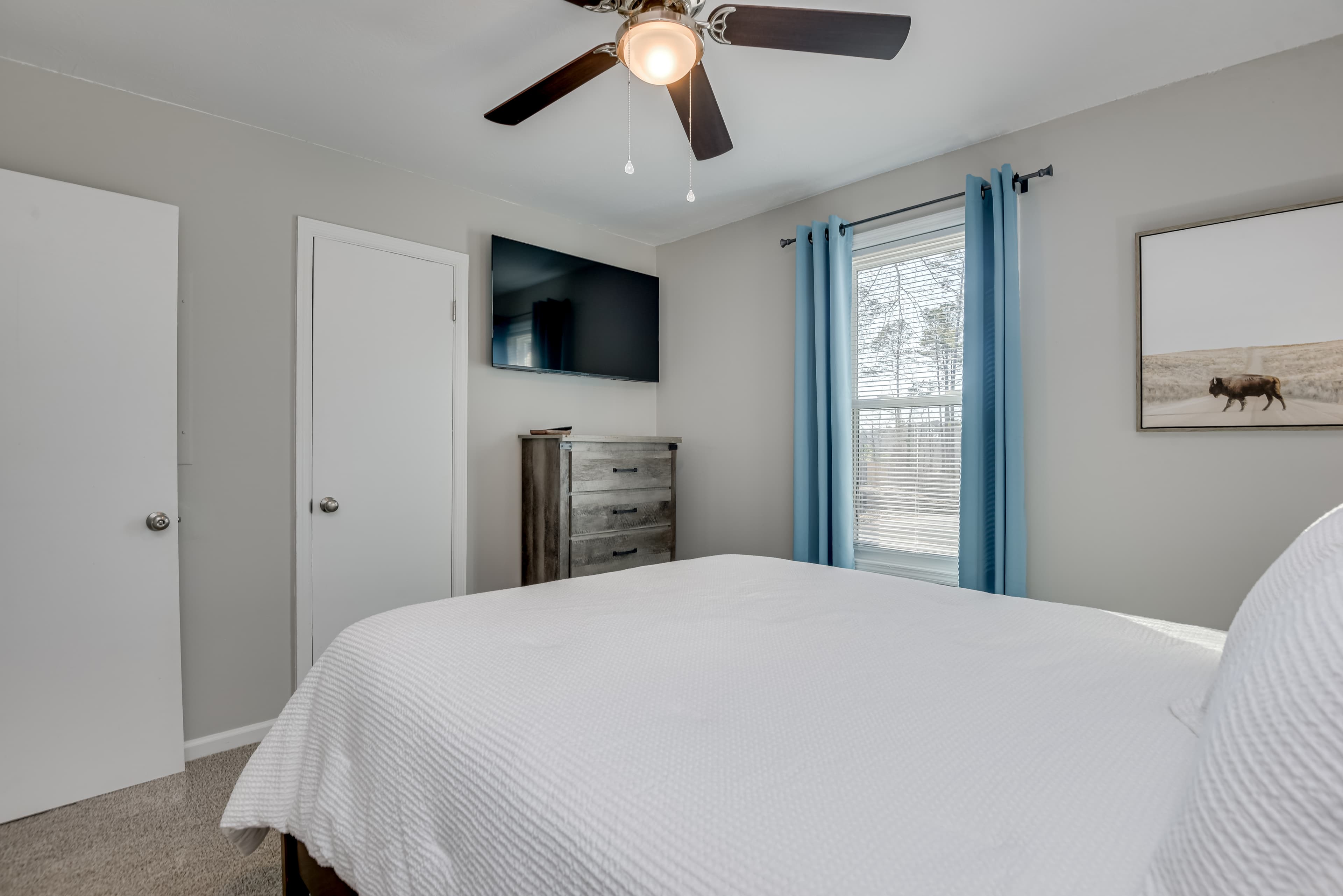 Bedroom 2 (Queen Bed)